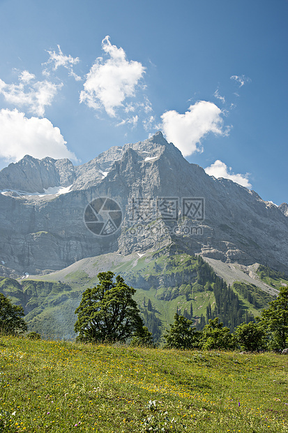 奥地利阿尔卑斯山远足旅游环境蓝色天空旅行岩石阳光顶峰森林图片