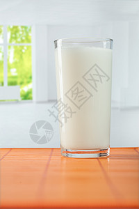 桌上有玻璃的乳汁图片
