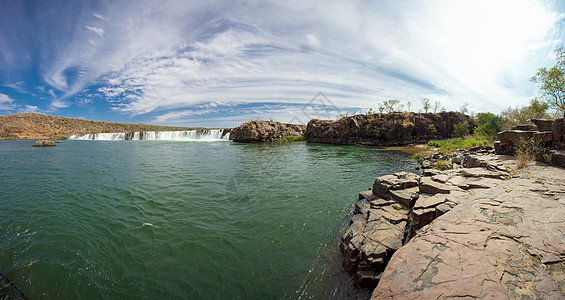 卡耶斯附近河边的古伊娜瀑布风景河岸全景野生动物旅游荒野旅行激流衬套岩石图片