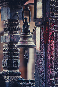 尼帕一个非常古老和小的寺庙里的尼泊尔传统钟声图片