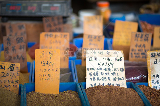 当地市场上的各种豆类图片