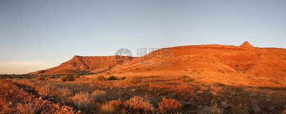 纳米比亚的荒野天空岩石爬坡蓝色全景纳米布孤独沙丘土地草地图片