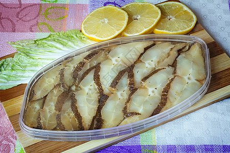 鱼罐头熏肉比目鱼鱼片维生素目鱼食物沙拉静物柠檬桌子美味营养背景图片