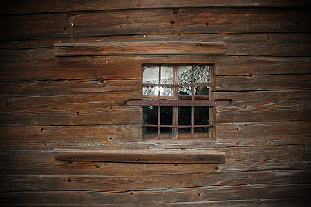 旧木制教堂墙上的窗口图片