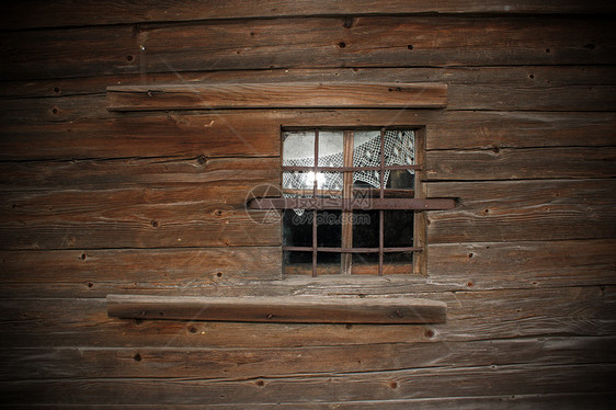 旧木制教堂墙上的窗口图片