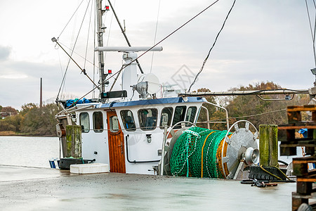 在港口的渔船汉堡塑料绞盘巡航血管贮存雷达托盘运输齿轮图片