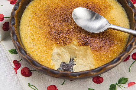 法国甜点     奶油布丁 烧焦霜蛋黄勺子烹饪餐厅模子香草焦糖美食食物盘子图片