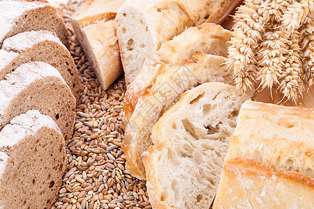新鲜美味的混合面包片面包店面包谷物营养美食粮食包子面粉糖类产品面包桌子图片