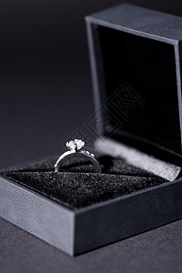 带有优雅银环的珠宝盒订婚首饰婚礼包装盒子礼物恋情戒指金属庆典图片