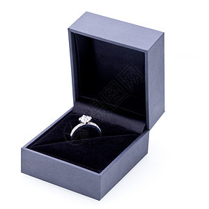 带有优雅银环的珠宝盒婚礼首饰戒指石头精神誓言恋情包装礼物金属背景图片