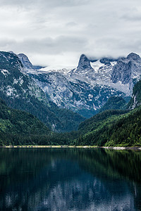 湖边和山岳图片