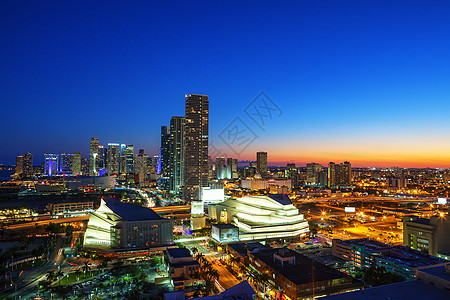 夜间在市中心的迈阿密都市摩天大楼全景办公室场景城市景观天际酒店日落图片