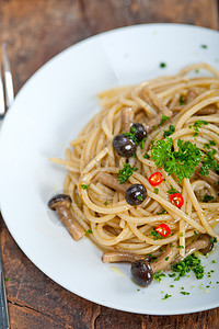 意大利面食和蘑菇酱面条营养午餐香菜胡椒蔬菜食物盘子美食木头图片