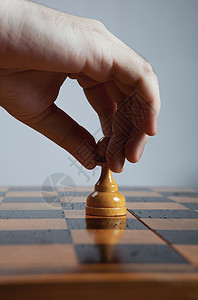 男人做一个移动象棋当孤独竞赛比赛黑色攻击锦标赛宏观数字丢弃广告图片
