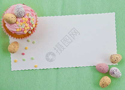 绿色的小纸杯蛋糕时间糖果庆典纸屑派对粉色奶油糖霜款待小雨图片