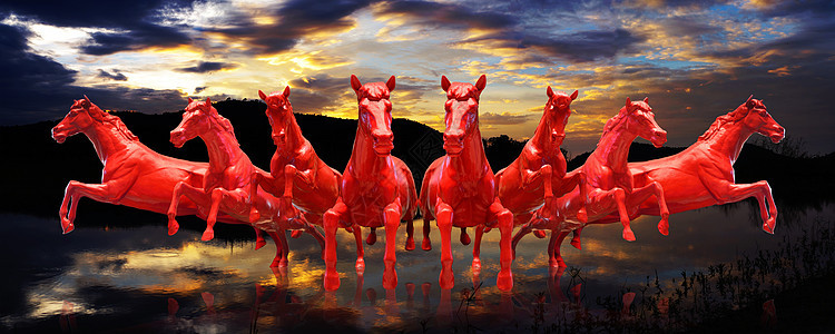 一群红马在日落天空背景下奔跑图片