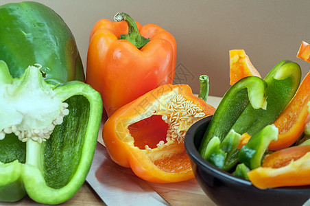 绿辣椒和橙色胡椒背景图片
