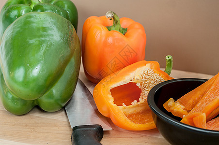 绿色和切片橙色辣椒背景图片