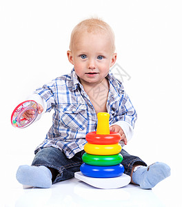 玩金字塔玩具的小可爱男孩孩子几个月白色喜悦游戏身体快乐婴儿轮子幸福图片