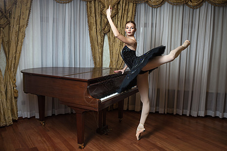 穿着黑色的芭蕾舞裙站在台阶上足尖音乐会戏服脚尖大厅女性舞蹈家芭蕾舞演员房子图片