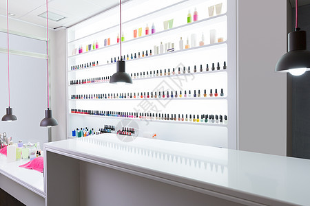 指甲和修脚的沙龙酒厅现代化魅力小瓶抛光化妆品团体架子女性桌子瓶子店铺图片