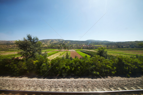 中国外衣风景晴天种植园山坡绿色树木蓝色铁路爬坡农场图片