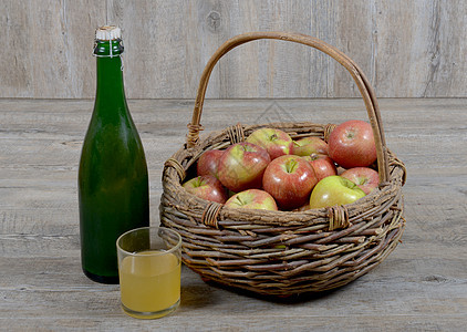 苹果篮子和装有玻璃苹果的瓶子图片