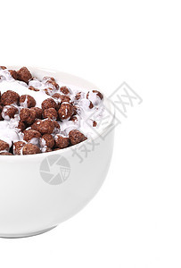 给孩子们吃谷物早餐巧克力薄片盘子玉米食物玻璃白色产品圆形奶制品图片