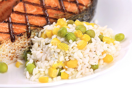 牛排加蔬菜盘子里的鱼肉玉米食谱食物鱼片条纹胡椒餐厅正方形橙子油炸图片