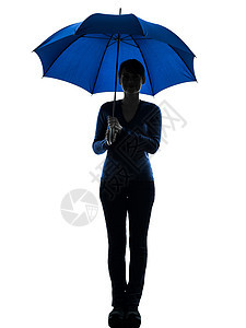 女人拿着雨伞微笑的光影图片