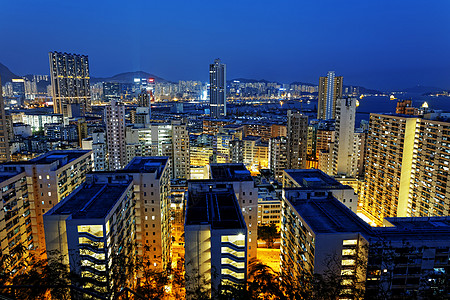 香港市晚夜住宅楼区面积天际摩天大楼人行道倒影财产结构长廊建筑学景观行人图片