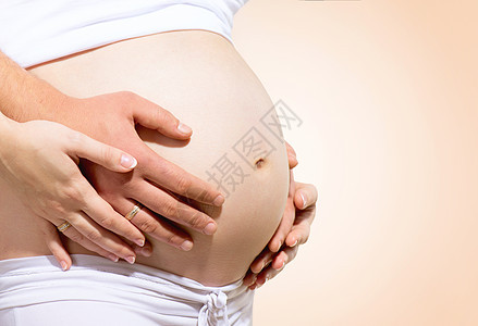 怀孕时有父母亲之手的Belly图片