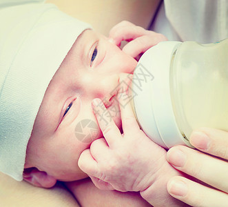 婴儿喂奶 新生婴儿喝瓶装牛奶图片