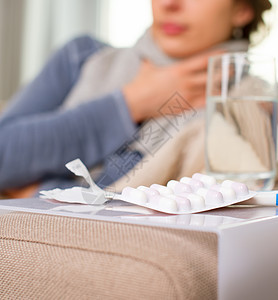 生病的女人 流感 女人被冷酷地抓住柠檬鼻子感染药片温度女士药物发烧温度计女性图片