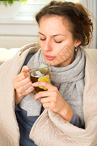 喝热饮的生病女人 头痛 流感图片