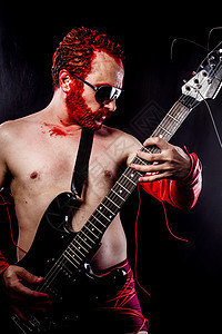 带电吉他手黑色 脸涂面漆和红色乐队男人女士白色乐趣玩家音乐会演员金属低音图片
