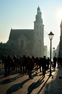 克拉科夫老城生活抛光正方形房子游客城市背光建筑太阳街道图片