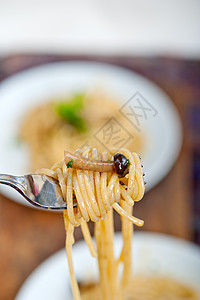 意大利面食和蘑菇酱盘子香菜餐厅营养美食木头胡椒养分午餐蔬菜图片