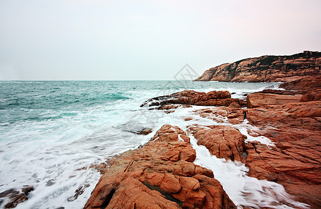 岩石海岸和深水中模糊的水 香港季节风景天空热带旅游假期橙子旅行海岸线阳光图片