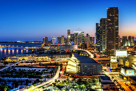 夜间在市中心的迈阿密全景场景景观城市日落建筑建筑学摩天大楼天际都市图片