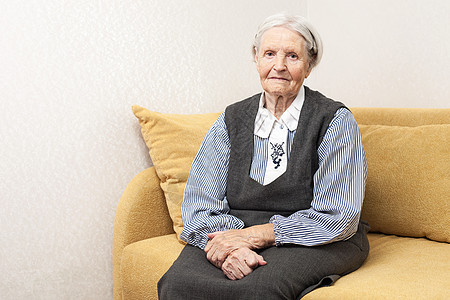 一位年长妇女的肖像灰色奶奶智慧头发祖母心理长老工作室母亲微笑图片
