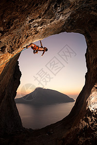 日落时的攀岩者天空男人斗争成人岩石电话夫妻风景运动绳索图片