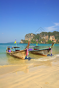 在 Railay 海滩 甲米 泰国的传统泰国小船蓝色娱乐旅行血管尾巴假期旅游岩石太阳海岸图片