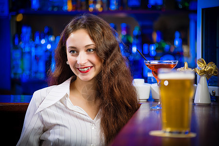 酒吧里的年轻女人闲暇享受快乐女孩夜生活派对乐趣娱乐玻璃微笑图片