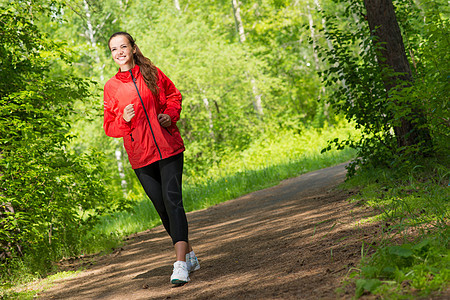 年轻 健康的女运动运动员地平线活动日落女士冒险女孩爬坡赛车手闲暇活力图片