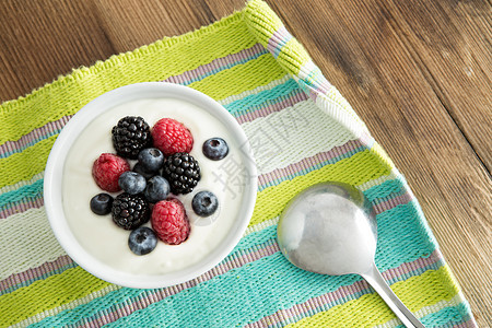 美味的酸奶和新鲜果子早餐奶制品盘子餐垫生物桌子营养饮食餐饮甜点食物图片