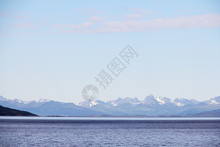 北极山脉和峡湾苔原爬坡旅行顶峰海岸蓝色海洋岩石石头晴天图片