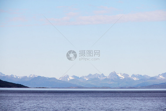 北极山脉和峡湾苔原爬坡旅行顶峰海岸蓝色海洋岩石石头晴天图片