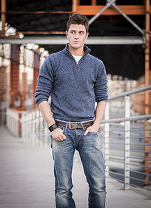 工业环境中的英俊年轻男子套装白色男性牛仔裤毛衣衣服成人蓝色街道城市图片