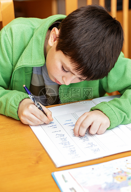 做功课的疲倦男孩地理孩子记事本学生家庭思维青少年小学生课堂房间图片